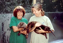 Johanna Sieber und Mitarbeiterin Barbara Merten mit den Universum Stars Flumy (li.) und Arnie.