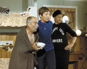 Zur&uuml;ck in Frankreich, erf&auml;hrt Bosquier (Louis de Fun&eacute;s, links), dass Shirley abgehauen ist und sich mit dem richtigen Philippe auf einem Boot auf der Seine befindet. Der Schuldirektor eilt dem nichtsahnenden Liebesp&auml;rchen hinterher und verwickelt sich in allerlei chaotische Situationen, bevor er beide schlie&szlig;lich doch einfangen kann.