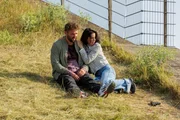 Sina (Valea Scalabrino) bewahrt einen kühlen Kopf, als Bambi (Ben Heinrich) der Schock von den Beinen holt.