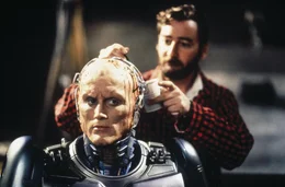 Bevor er seine Mission antreten kann, muss RoboCop (Robert John Burke, l.) noch einmal general&uuml;berholt werden ...