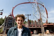 Ein bisschen gruselig ist Achterbahnfahren schon. Aber Julian macht es trotzdem großen Spaß!