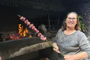 Köchin Maria Teresa Fernandes bereitet die typischen Fleischspieße Madeiras zu.