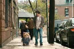 Mark Wahlberg (John Bennett).