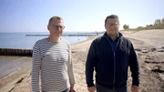 Zwei Männer, ein Anliegen: Olaf Eggers (links) und Simon Schulz wollen verhindern, dass ihre Heimatstadt Heiligenhafen den Strand verliert. Und sie bauen dabei auf Holzbuhnen in der Brandung anstelle der teuren Sandaufschüttungen mit großen Maschinen. Zwei Männer, ein Anliegen: Olaf Eggers (links) und Simon Schulz wollen verhindern, dass ihre Heimatstadt Heiligenhafen den Strand verliert. Und sie bauen dabei auf Holzbuhnen in der Brandung anstelle der teuren Sandaufschüttungen mit großen Maschinen.