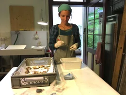 Eine Arch&auml;ologin setzt die Bruchst&uuml;cke eines Tonobjekts zusammen.  Die Verwendung des sendungsbezogenen Materials ist nur mit dem Hinweis und Verlinkung auf RTL+ gestattet.