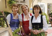 Ruth (Heidelinde Weis, re.) l&auml;sst sich gemeinsam mit ihrer Schwiegertochter Carla (Janina Hartwig, li.) und ihrer Enkeltochter Marie (Mira Bartuschek) f&uuml;r das neue Hotelprospekt fotografieren.