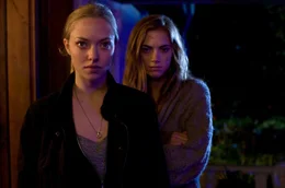 L-R: Jill (Amanda Seyfried) und Molly Conway (Emily Wickersham)