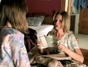 Olivia (Kelsey Mulrooney) und ihre Tochter Kallie (Cinta Rae) entdecken Geld und Wertpapiere in der Steppdecke der Grossmutter.