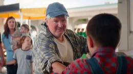 Nach vielen Anlaufschwierigkeiten wird die &bdquo;Coco Farm&ldquo; letztlich ein Erfolg. Und nicht nur das. Auch Raymond (Beno&icirc;t Bri&egrave;re, 2. von rechts), findet durch das Projekt wieder zu sich selbst &ndash; und zu seiner Familie.