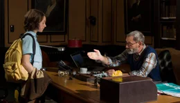 Dr. Kleybold (Heikko Deutschmann) bietet Jerôme (Maximilian Ehrenreich) einen Platz in seinem Internat an.