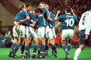 Wenig zum Feiern zumute war den Schalkern nach der 1:0-Niederlage im Halbfinal-Hinspiel des UEFA-Cups. Das Rückspiel auf Schalke wurde zur Zitterpartie. (Archivfoto v. 22.04.1997: Jubelnde Schalker Spieler nach dem 1:0 durch Linke, v.l. Johan de Kock, Thomas Linke, Marc Wilmots, Olaf Thon; UEFA- Cup Halbfinale, Rückspiel, FC Schalke 04 - CD Teneriffa 2:0 Gelsenkirchen Parkstadion.)
