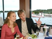 Der charmante Manager Max Pohlmann (Kai Ivo Baulitz) macht der "Gr&uuml;nen Witwe" Claudia (Nina Weniger) nach allen Regeln der Kunst den Hof.