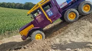 Beim "Truck Trial" in der N&auml;he von Gera k&auml;mpfen sich die Fahrer mit ihren gel&auml;ndeg&auml;ngigen Lastkraftwagen durch unwegsames Terrain.
