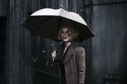 L-R: Queenie Goldstein (Alison Sudol)