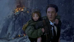 F&uuml;r Jackson Curtis (John Cusack, r.) und seine Tochter Lilly (Morgan Lily, l.) beginnt ein schier aussichtsloser Kampf, der Apokalypse doch noch entkommen zu k&ouml;nnen ...