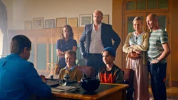 Pertsa (Olavi Kiiski), Kilu (Oskari Mustikkaniemi) und ihre Eltern (Elsa Saisio, Ville Myllyrinne, Anu Sinisalo und Turkka Mastom&auml;ki) in Kommissar Paavolas (Hannes Suominen) B&uuml;ro.