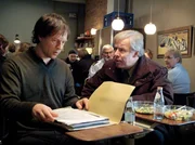 Van Veeterens Sohn ist ermordet worden. Der pensionierte Kommissar greift in die Ermittlungen ein und versucht seinen Nachfolger Münster (Thomas Herzon, links) von seiner Theorie zu überzeugen.