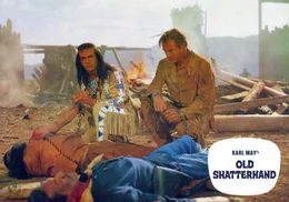 Old Shatterhand (re. Lex Barker), Winnetous (Pierre Brice) Blutsbruder, versucht unter Einsatz seines Lebens zwischen Wei&szlig;en und Indianern, zu vermitteln.