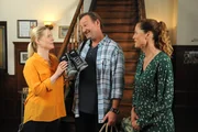 Gregor entführt Vera in eine romantische Hütte an einem österreichischem See. Von links: Vera (Sybille Waury), Gregor (Holger Matthias Wilhelm), Annalena (Heidrun Gärtner).