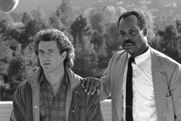 L-R: Martin Riggs (Mel Gibson) und Roger Murtaugh (Danny Glover)