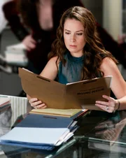 Piper (Holly Marie Combs) ist auf der Suche nach einem Mittel, um Billie zu retten ...