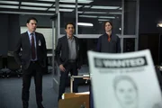 L-R: Stehen Prentiss bei den Ermittlungen in einem Fall zur Seite: Hotch (Thomas Gibson), Rossi (Joe Mantegna) und Reid (Matthew Gray Gubler)