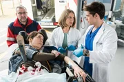 Die Patientin Iris von Herder (Jele Brückner, l. mit Komparse, h.) wird nach einem Reitunfall ins Johannes-Thal-Klinikum eingeliefert. Ben Ahlbeck (Philipp Danne, r.) und Dr. Ruhland (Gunda Ebert, 2.v.r.) übernehmen die Erstuntersuchung.