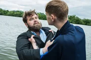 Am Mainufer packt Leif Barthok (Carl Benzschawel, r.) Benjamin Hornberg (Antoine Monot, l.) am Kragen, die Spannung zwischen beiden spitzt sich zu.