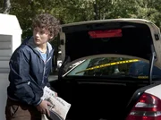 Sándor (Lennart König) und Tamas sammeln die Erfurter Auflage der Zeitung ein, damit sie nicht auffliegen.