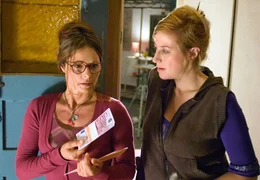 Julia (Christina Plate, li.) und ihre Kollegin Teresa (Helene Grass) &uuml;berlegen, ob sie Berlingers Angebot annehmen.