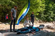 Der Profi-Paraglider Mike Bischoff ist in den Tod gestürzt. War es kein Unfall? Die Ermittlungen der Kommissare bestätigen zunehmend diese These. V.l.n.r. Jerry Paulsen (Peter Marton), Pathologin Sonja Bitterling (Genoveva Mayer), Caro Reiser (Sarah Thonig) und Komparsen. Weiteres Bildmaterial finden Sie unter www.br-foto.de.