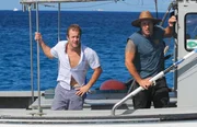 Eigentlich sollte es ein kleiner Angelausflug werden, doch das Boot von Steve (Alex O'Loughlin, r.) und Danny (Scott Caan, l.) wird gekidnappt und sie werden zum Sterben auf hoher See ausgesetzt