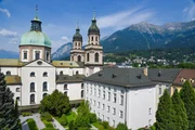 Die Herz-Jesu Kirche (Jesuitenkirche) mit Blick auf einen Teil des Jesuitenkolleg, in dem bis 1957 die Landespolizeidirektion untergebracht war. Die Herz-Jesu Kirche (Jesuitenkirche) mit Blick auf einen Teil des Jesuitenkolleg, in dem bis 1957 die Landespolizeidirektion untergebracht war.