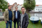 Matthias Lücke (Jonas Hämmerle, r.), meldet seine Freundin als vermisst. Er befürchtet, dass ihr etwas zugestoßen ist. Die Kommissare Finn (Sven Martinek, l.) und Lars (Ingo Naujoks, 2.v.l.) vermuten anfangs, dass Matthias schlicht verlassen wurde