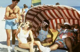 Nick Lassard (Matt McCoy, li.), Kate Stratton (Janet Jones, Mi. li.), Hooks (Marion Ramsey, Mi. re.) und House (Tab Thacker, re.) genie&szlig;en die freie Zeit am Strand.