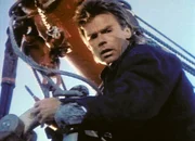MacGyver (Richard Dean Anderson) versucht Ralph zu fangen...