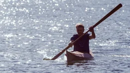 Holzbootsbauer Thomas Nikolasch testet eines seiner neu gebauten Holzkajaks am Ossiachersee.