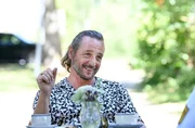 Baz Lehman (Gerhard Greiner) ein Geschäftspartner des Toten, wartet noch immer auf die Rückzahlung der Schulden.