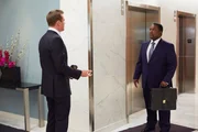 Harvey (Gabriel Macht, l.) ist skeptisch. Wird Robert Zane (Wendell Pierce, r.), Rachels Vater, die Kanzlei wie erhofft in einem Fall unterstützen?