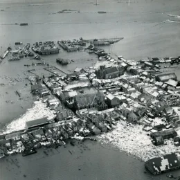 Der Ort Oude-Tonge in der Provinz S&uuml;dholland wird 1953 bei der gro&szlig;en Sturmflut &uuml;berflutet. Allein in diesem Ort sterben 305 Menschen.
