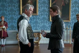 King Rowan (Pierce Brosnan, v.l.) und Prince Robert (Nicholas Galitzine, v.r.)