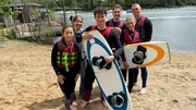 Die Allstars wollen mit Surfboards über eine künstliche Welle surfen. Wer sich wohl am längsten auf dem Brett halten kann? Trang, Greta, Deniz, Robin, Alexa und Ole nehmen die Herausforderung an.
