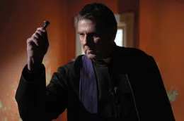 Pater Richard Moore (Tom Wilkinson) m&ouml;chte der Studentin Emily Rose helfen und sie durch einen Exorzismus von ihrem Leiden erl&ouml;sen.
