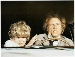 Wahrsagerin Blanche Tyler (Barbara Harris, l.) und Taxifahrer George Lumley (Bruce Dern, r.) m&uuml;ssen sich mit kleinen Gaunereien &uuml;ber Wasser halten, denn die beiden sind v&ouml;llig pleite. Als sie den Auftrag erhalten, einen Erben ausfindig zu machen, wittern sie ihre Chance. Eine fatale Fehleinsch&auml;tzung ...