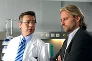 Dr. Huber (Jacques Breuer, l.) stellt dem unbekannten Patienten, vor seinem Kollegen Dr. Niederbühl (Erich Altenkopf, r.) eine düstere Prognose.