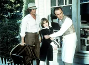 Charles (Michael Landon, l.) und Nels (Richard Bull, r.) haben Peter (Michael Sharrett, M.) dabei erwischt, wie er bei den Olesons eine Schaufensterscheibe eingeschlagen hat.