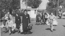 Eine jüdische Familie im Sportzentrum am Amsterdamer Olympiaplein, in Erwartung ihrer Deportation ins Lager Westerbork,  20. Juni 1943.