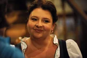 Moni (Christine Reimer) kümmert sich mütterlich um Stadlbauers Tochter Sophia.