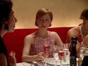 Zwischen Gerlinde (Adele Neuhauser, l.) und Rebecca (Katharina Sch&uuml;ttler, r.) entbrennt ein gnadenloser Kampf um Lutz ...