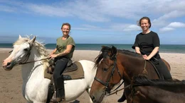 Vor einem Ausritt m&uuml;ssen Justine und Stephy (v.l.n.r.) ihre Pferde erst einfangen. Die Tiere leben im Sommer frei auf der Insel Miquelon-Langlade.